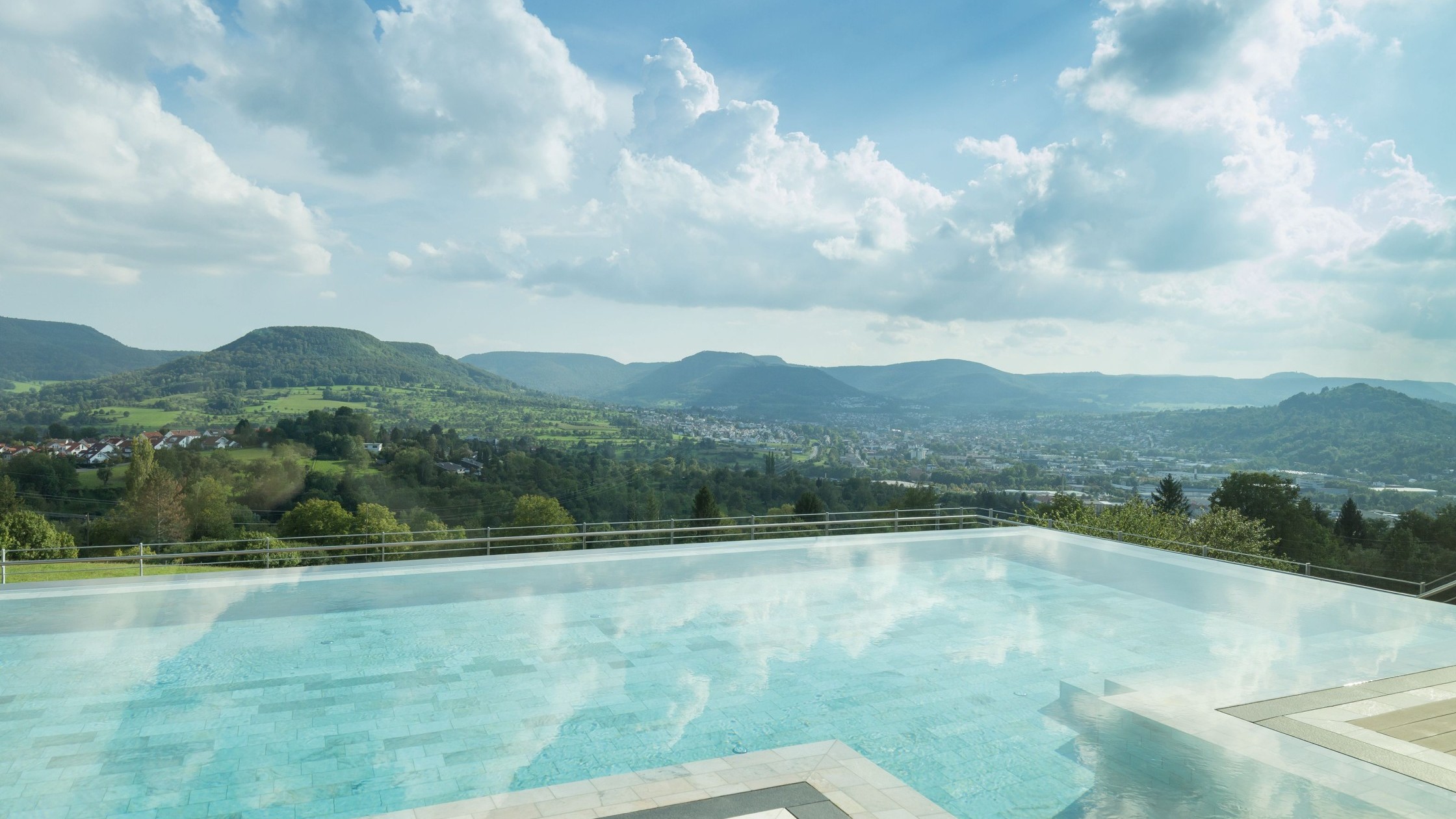 Achalm.Hotel_Wellness_Infinity_Pool_Außenansicht_Alb